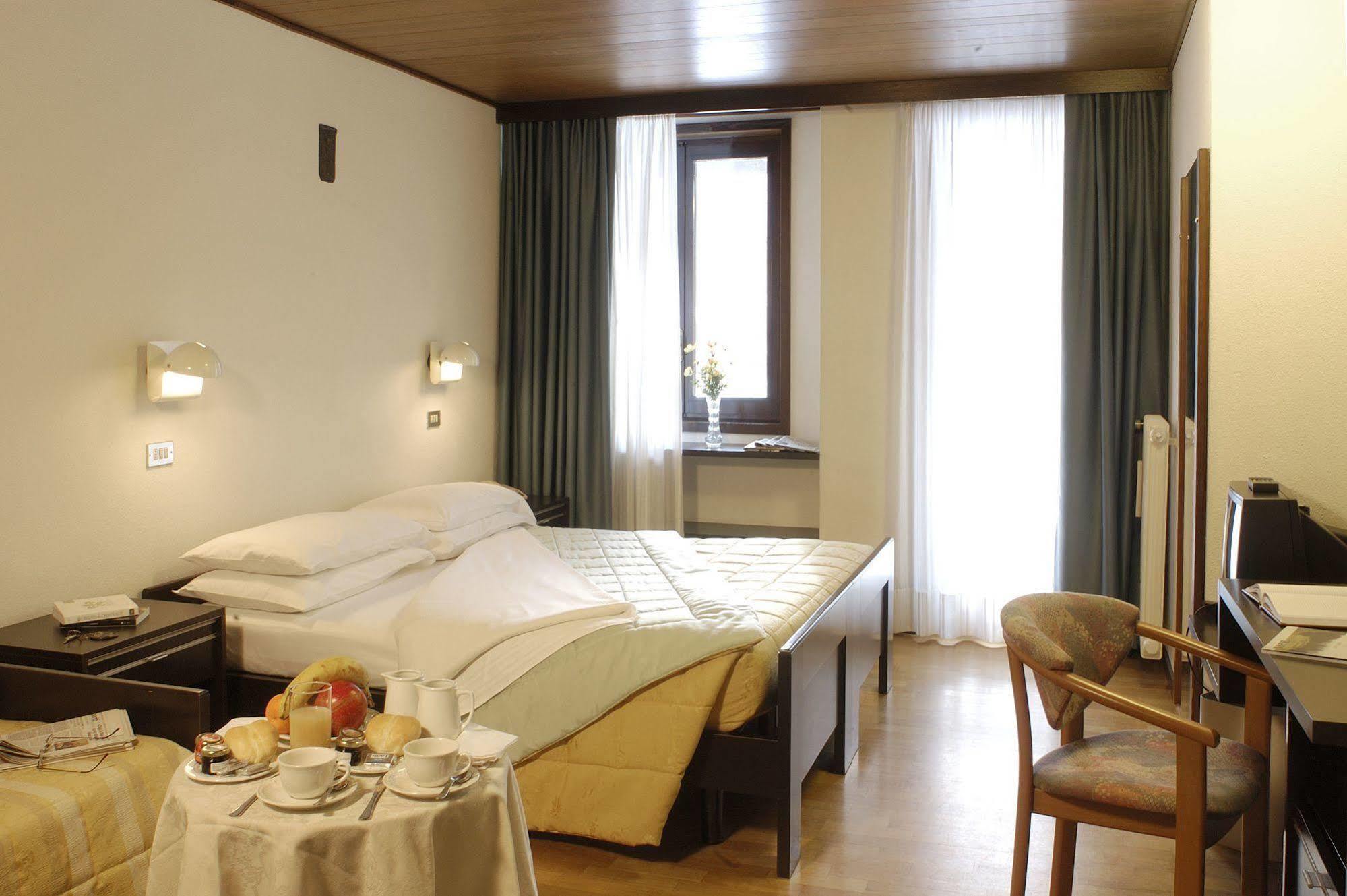 Hotel Mirella Ponte Di Legno Exteriör bild